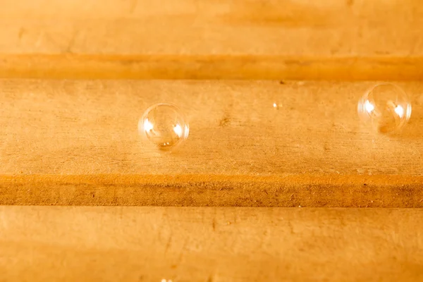 Bolhas de sabão no banco de madeira — Fotografia de Stock