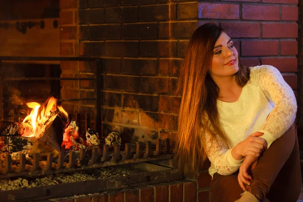 Chica calentando en la chimenea —  Fotos de Stock