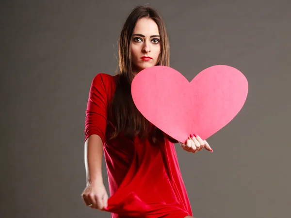 Donna in abito rosso tiene il segno del cuore — Foto Stock