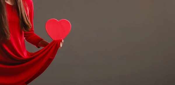 Donna mani tenendo scatola a forma di cuore — Foto Stock