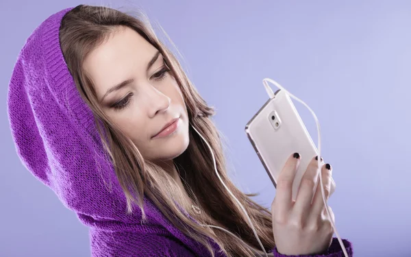 Девочка-подросток со смартфоном слушает музыку — стоковое фото