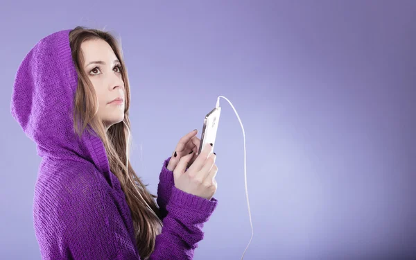 Akıllı telefonlu genç kız müzik dinliyor. — Stok fotoğraf