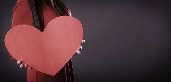 Kız holding kalp elinde — Stok fotoğraf