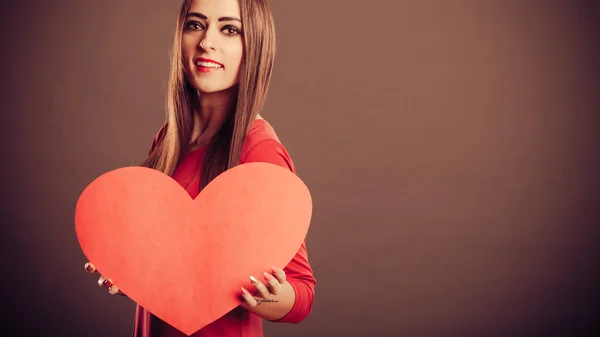 Smiling woman holding heart. — Stock Photo, Image