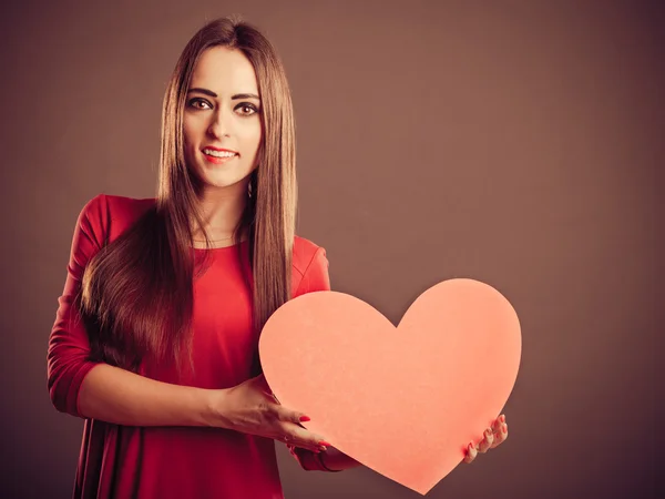 Sonriente mujer sosteniendo corazón . — Foto de Stock