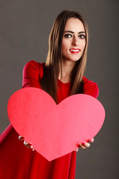 Ragazza che tiene il cuore rosso — Foto Stock