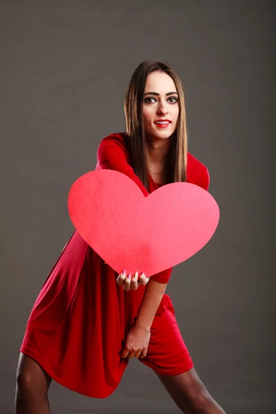 Chica sosteniendo corazón rojo — Foto de Stock