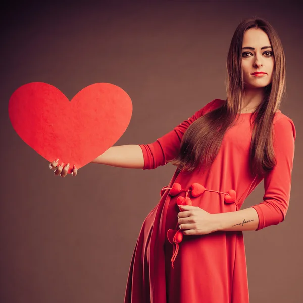 Vrouw bedrijf hart. — Stockfoto