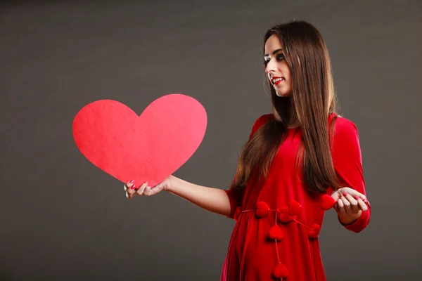 Chica sosteniendo corazón rojo — Foto de Stock