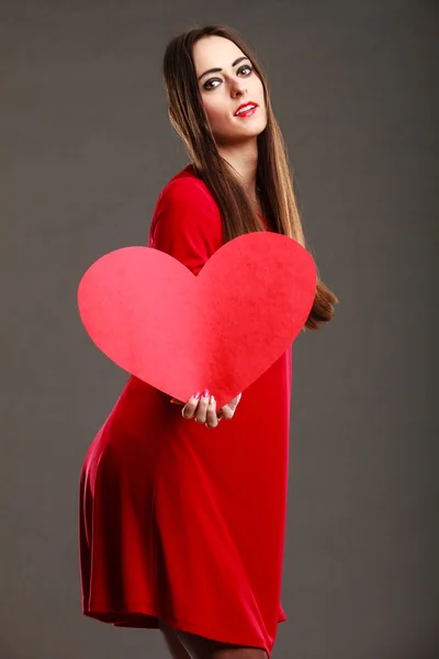 Mujer sosteniendo el corazón — Foto de Stock