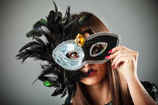 Vrouw in carnaval masker. — Stockfoto