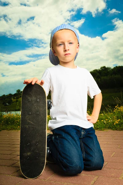 Barn med sin skateboard. — Stockfoto