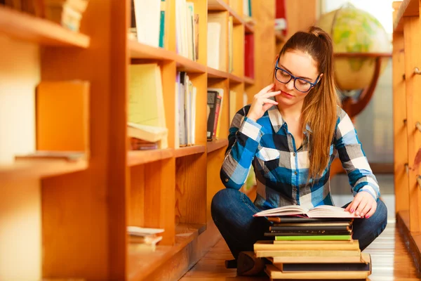 Vrouw in college library — Stockfoto