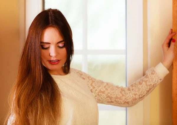 Vrouw op zoek uit raam. — Stockfoto