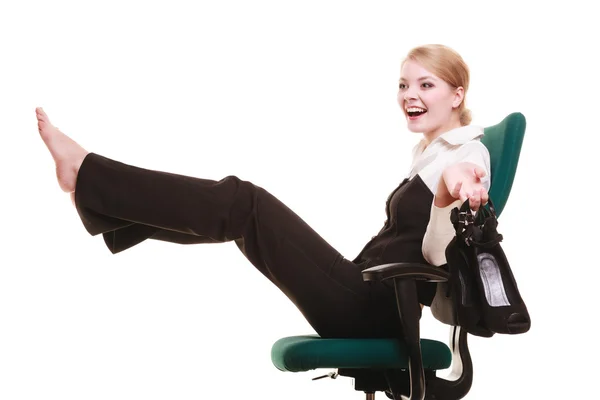 Mujer de negocios relajándose en la silla . — Foto de Stock