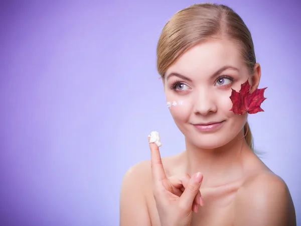 Chica aplicando crema hidratante — Foto de Stock