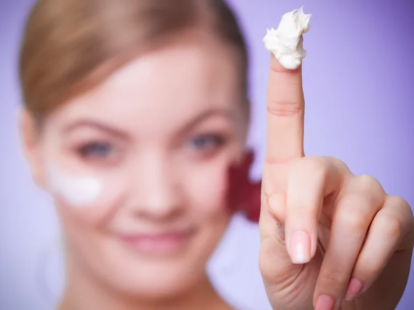 Menina aplicando creme hidratante — Fotografia de Stock