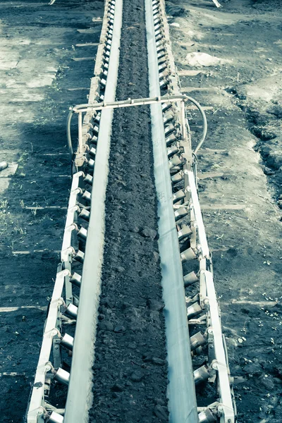 Miniera di carbone bruno a cielo aperto. Nastro trasportatore. — Foto Stock