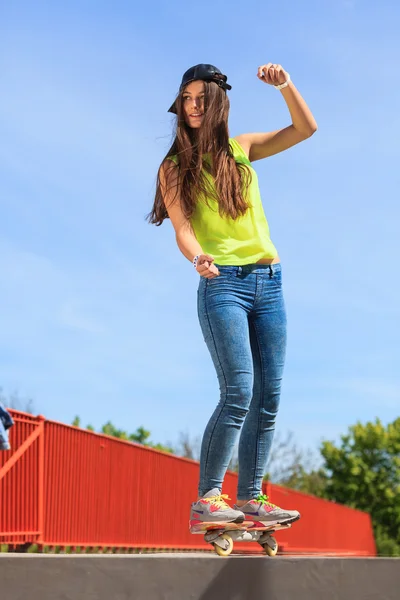 Skater ridning skateboard — Stockfoto