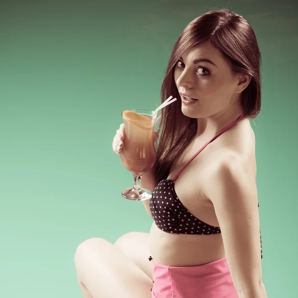 Woman holding cocktail glass — Stock Photo, Image