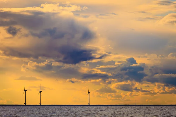 Turbiny wiatrowe wzdłuż wybrzeża Morza — Zdjęcie stockowe