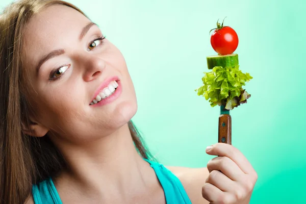 Ragazza che tiene forchetta — Foto Stock