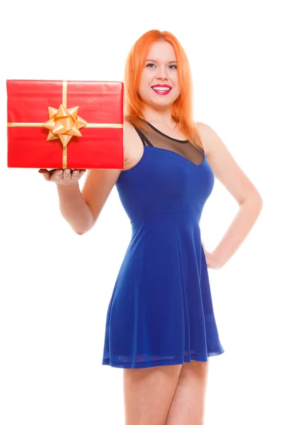 Chica sosteniendo caja de regalo —  Fotos de Stock