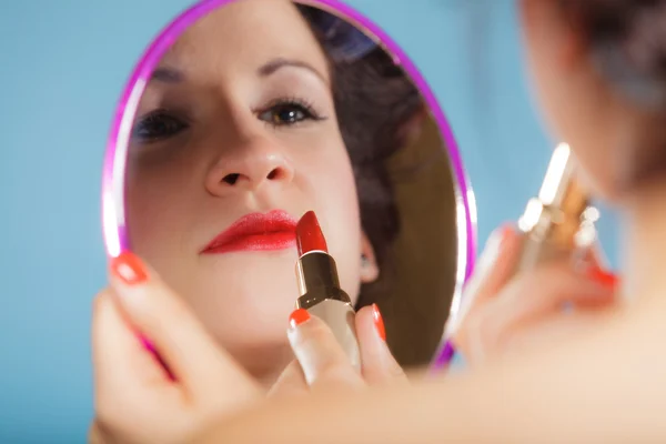 Mujer aplicando lápiz labial rojo —  Fotos de Stock