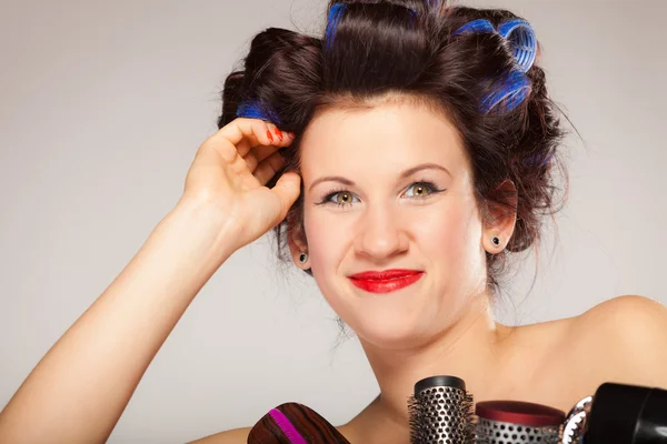 Mulher segurando acessório de cabelo — Fotografia de Stock