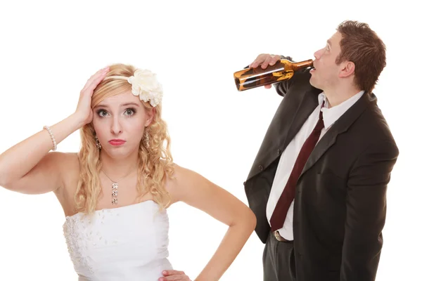 Nevěsta s pitím ženicha. — Stock fotografie
