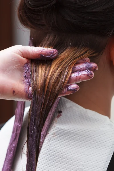 Cabeleireiro aplicando tintura de cabelo — Fotografia de Stock
