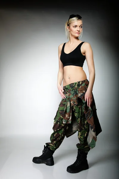 Γυναίκα σε στρατιωτικά ρούχα — Φωτογραφία Αρχείου