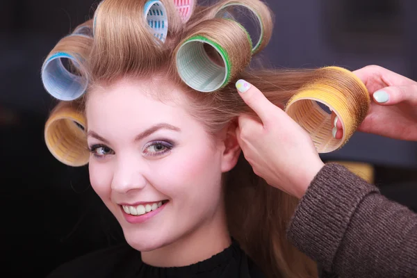 Menina no salão de cabeleireiro — Fotografia de Stock