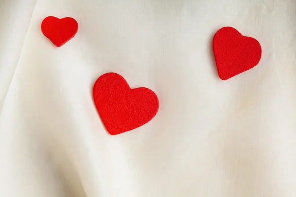 Corações em seda branca — Fotografia de Stock
