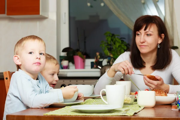 Twee blonde broers eten — Stockfoto