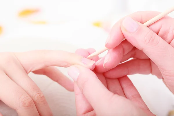 Beautician cleaning cuticles — Stock Photo, Image