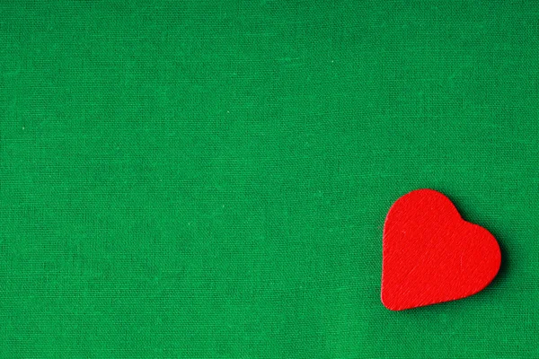 Corazón sobre tela verde —  Fotos de Stock