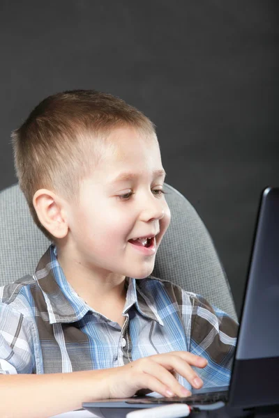 Niño usando ordenador portátil —  Fotos de Stock