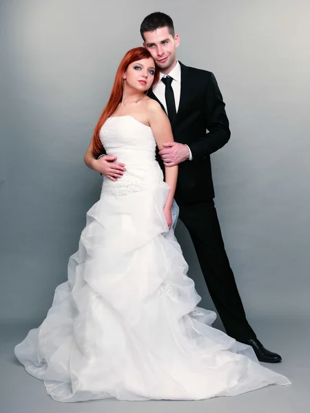 Bride and groom posing — Stock Photo, Image