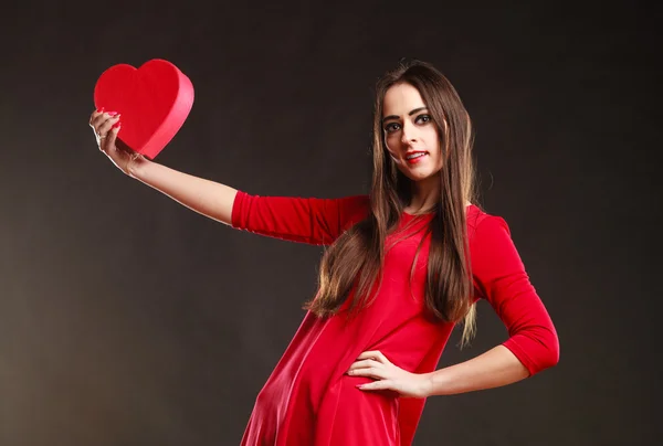 Mujer sosteniendo caja del corazón . — Foto de Stock