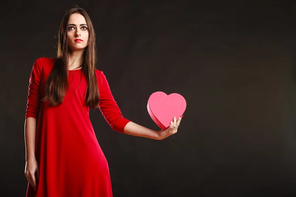 Mujer sosteniendo caja del corazón . — Foto de Stock