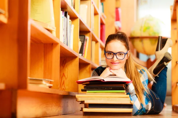 Vrouw liggen in college library — Stockfoto