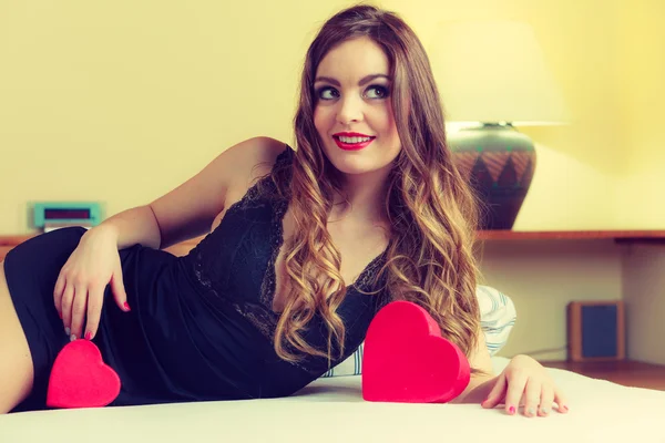 Mujer atractiva con regalos . — Foto de Stock