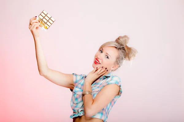 Mädchen mit Schokolade — Stockfoto