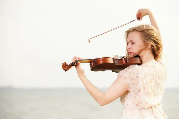 Menina tocando violino — Fotografia de Stock