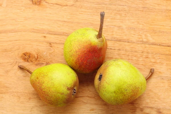 Birnen auf Holztisch — Stockfoto