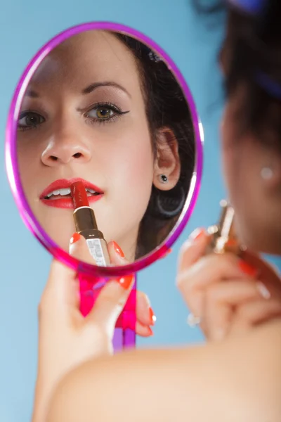 Mujer aplicando lápiz labial rojo —  Fotos de Stock