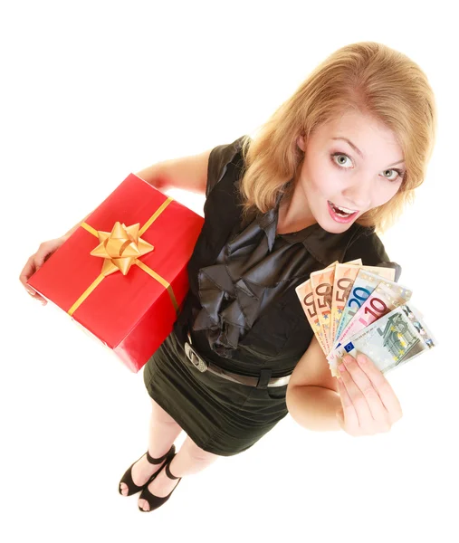 Frau hält Schachtel und Geldscheine in der Hand. — Stockfoto