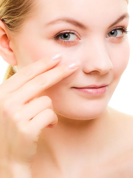 Chica tocando su cara — Foto de Stock