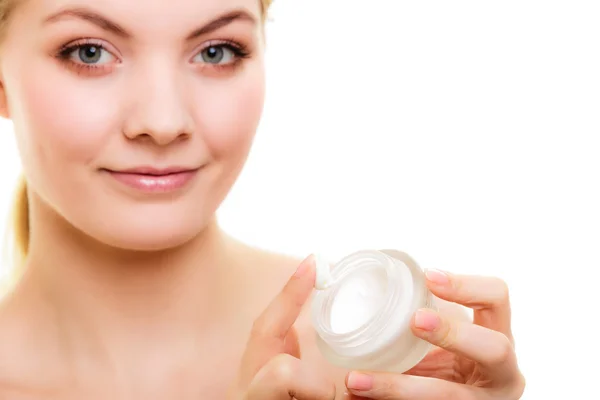 Ragazza che applica crema idratante — Foto Stock